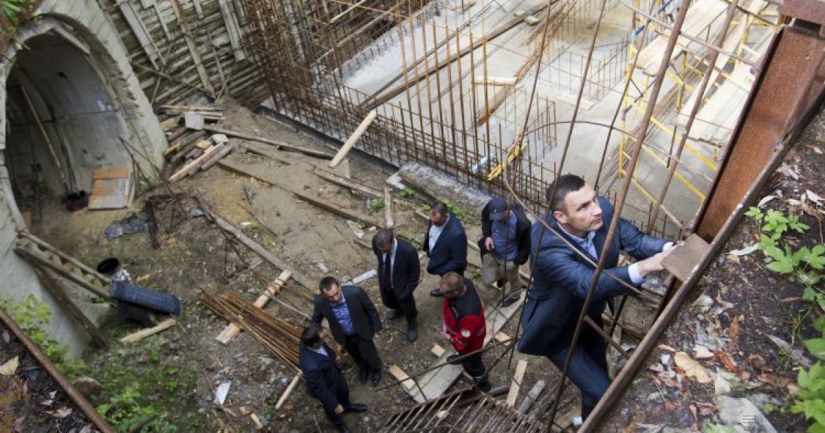 Мэр Киева Виталий Кличко во время инспекции выполнения работ по строительству второй нитки киевского коллектора / © УНИАН