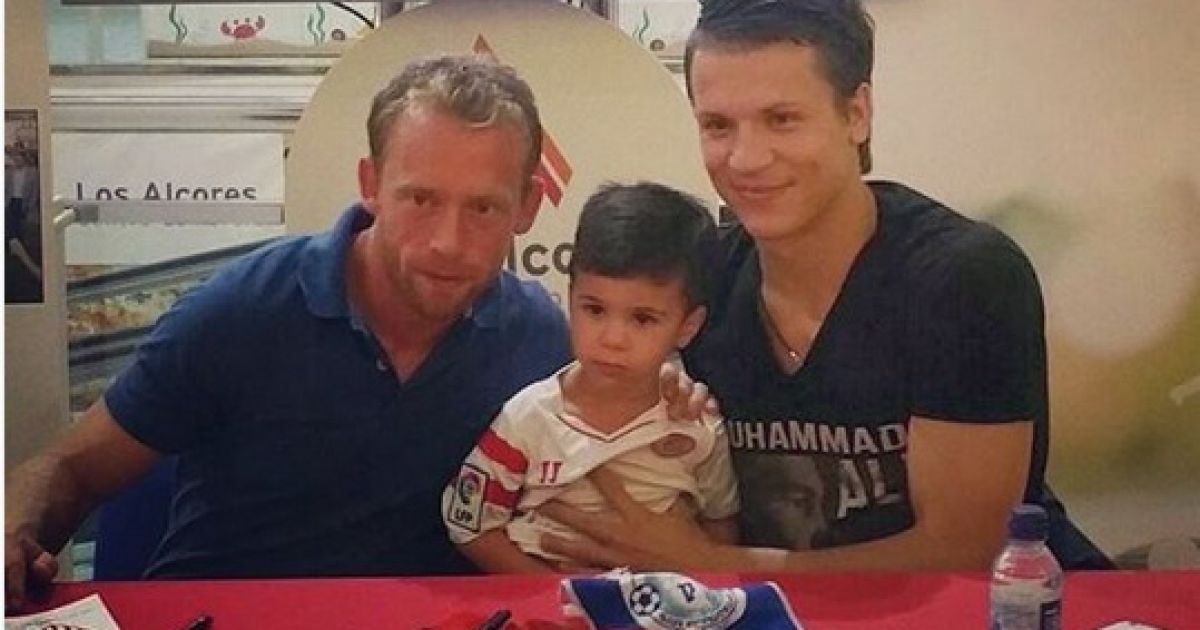 Коноплянка и Крон-Дели с маленьким болельщиком.