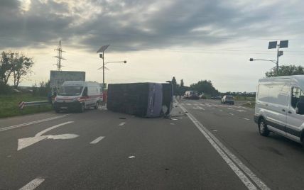 ДТП під Києвом: перекинувся автобус з пасажирами, десяток постраждалих (фото)