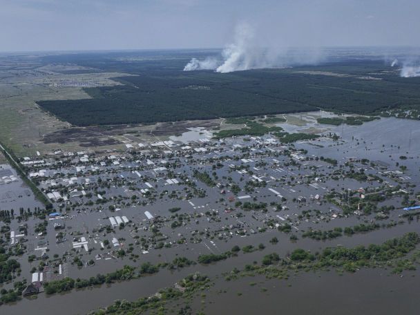 Наслідки теракту росіян на Каховській ГЕС / © Associated Press