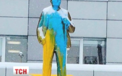В России упекли в колонию новосибирцев, разрисовавших памятник Ленину и "Катюшу" сине-желтыми красками