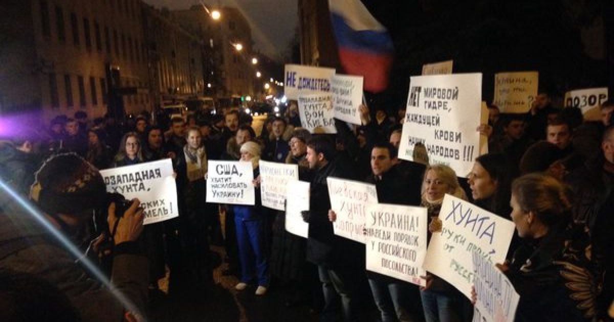 В Москве забросали яйцами и помидорами украинское посольство