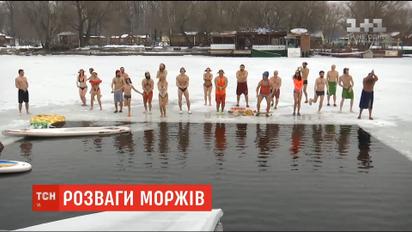 Танці на морозі: у столичному парку влаштували передсвяткове загартовування