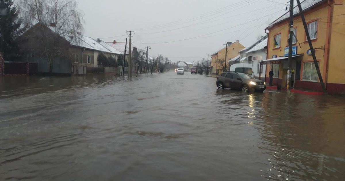 На Закарпатье затопило село: автомобили плавают, а пешеходам негде стать - Фото, Видео — Украина