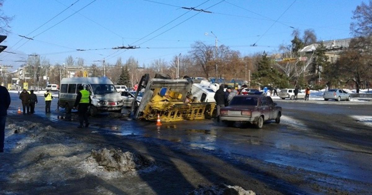 У центрі Запоріжжя маршрутка з пасажирами протаранила комунальне авто з вежею