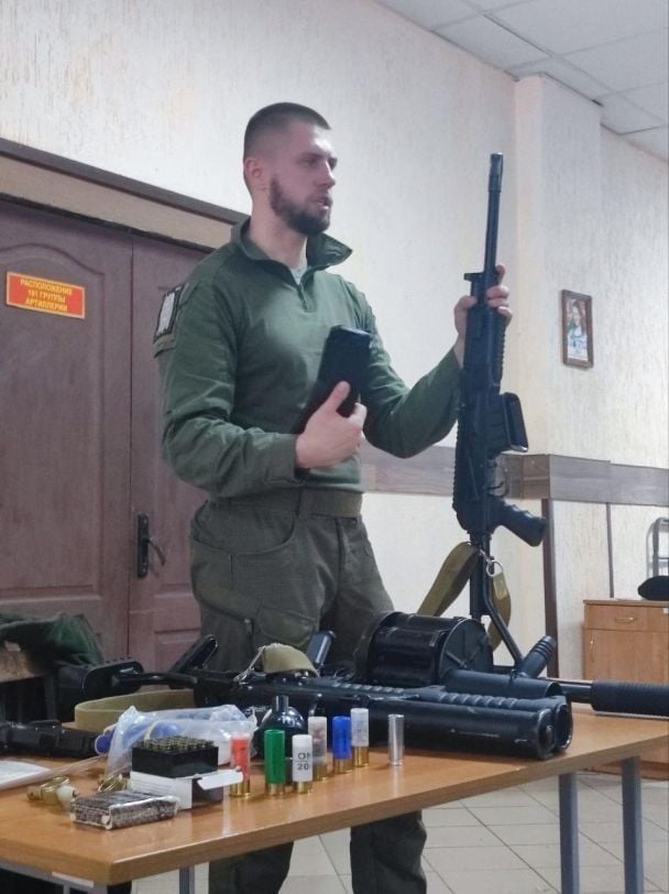 Заняття з білоруськими бійцями щодо порядку застосування зброї та спецзасобів / Фото: "Беларускі Гаюн"