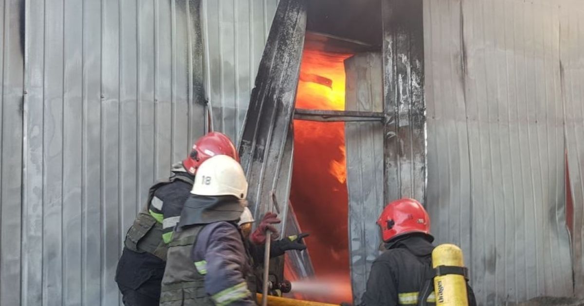 Б'ють по медзакладах та центрах гумдопомоги: у Харкові окупанти всю ніч обстрілювали житлові будинки та квартали