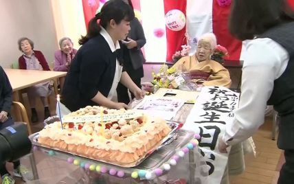В Японии 117-летнюю женщину признали старейшей в истории страны: она отпраздновала это колой и играми