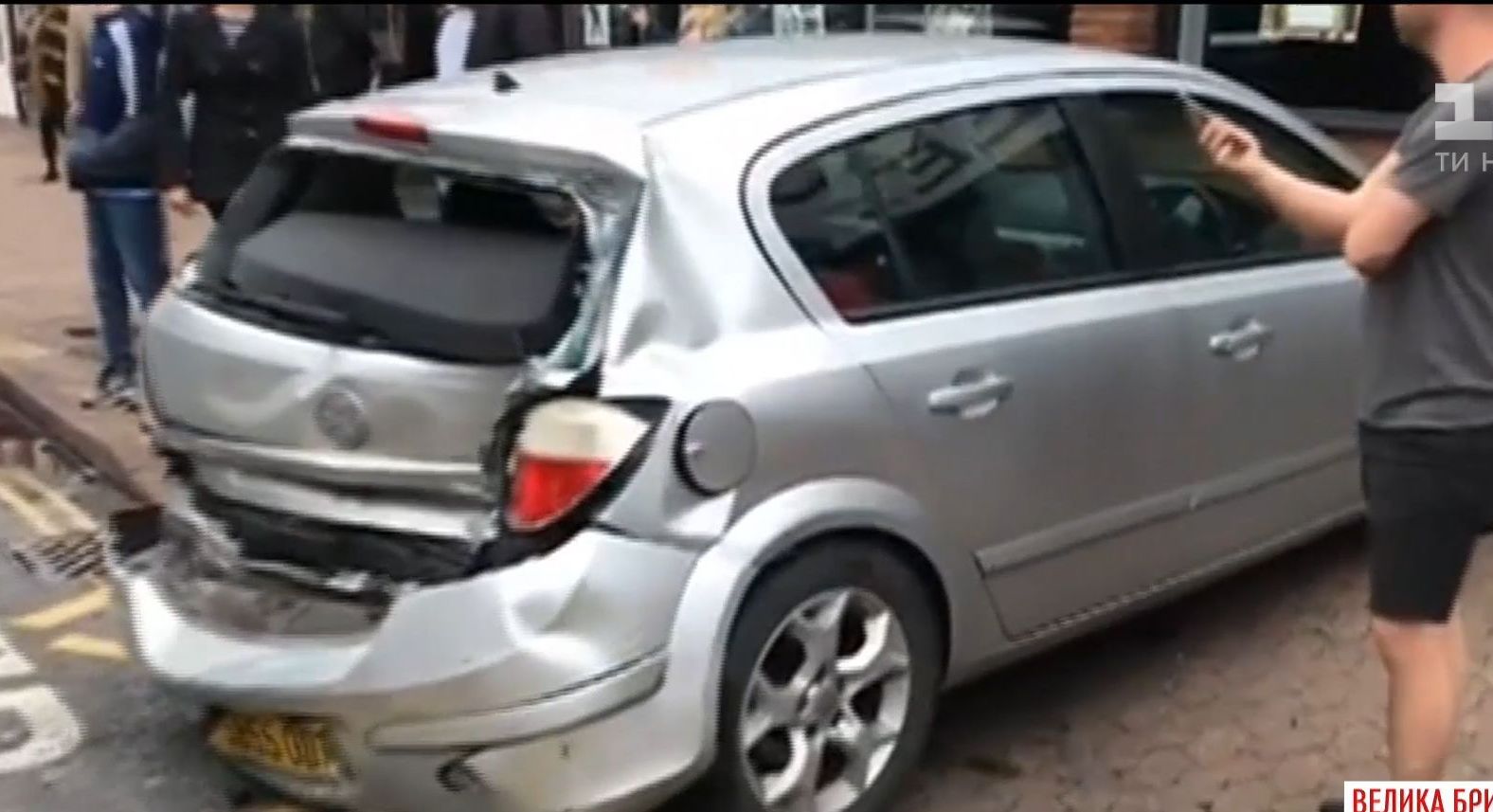 В Англії автобус зіштовхнувся з 25 автомобілями