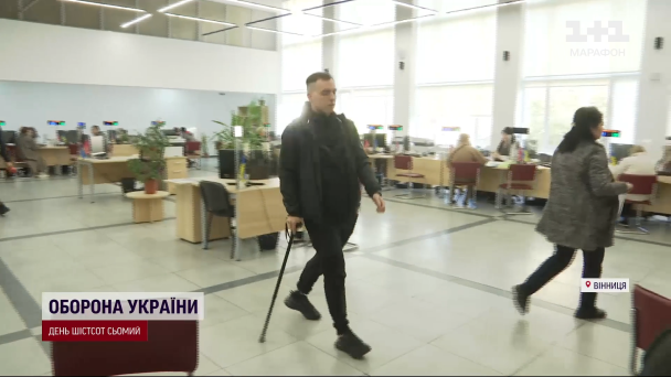 Военный Артур Лысый в офисе помощника ветеранов.