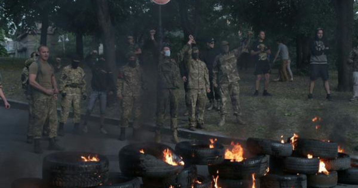 Добровольці символічно запалили шини біля стадіону "Динамо".