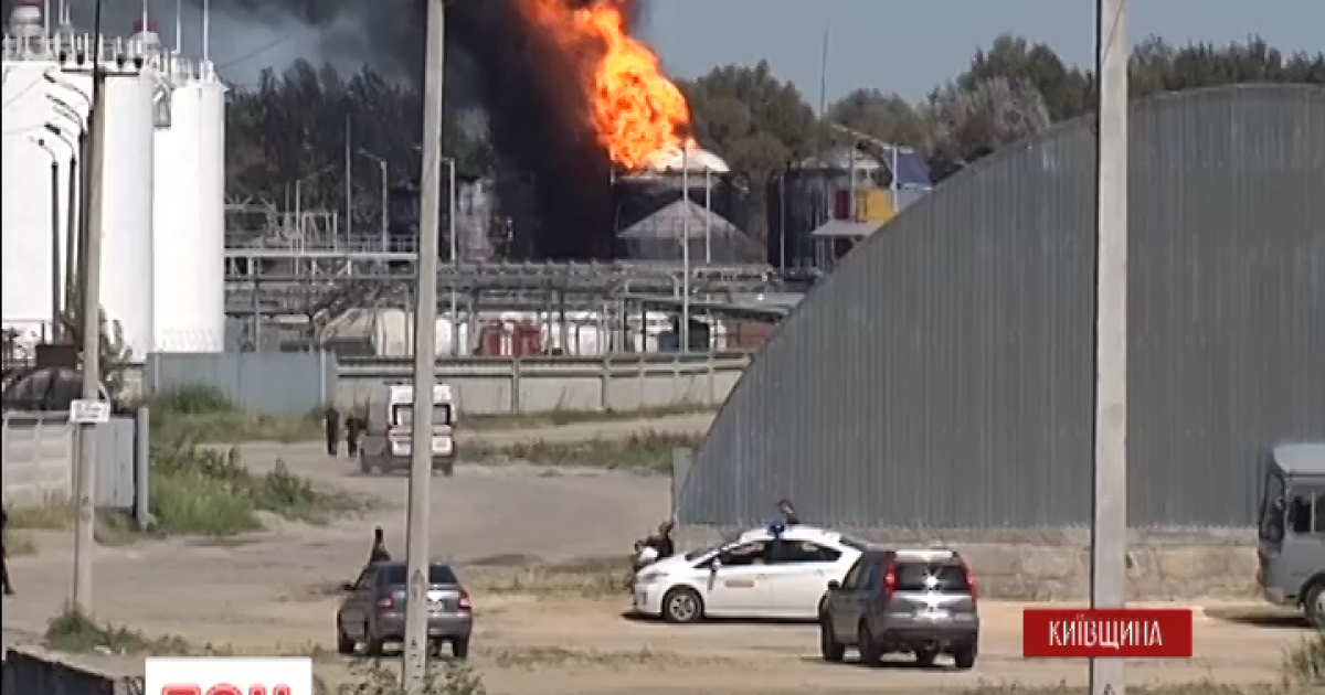 Пожар на нефтебазе под Васильковом продолжается