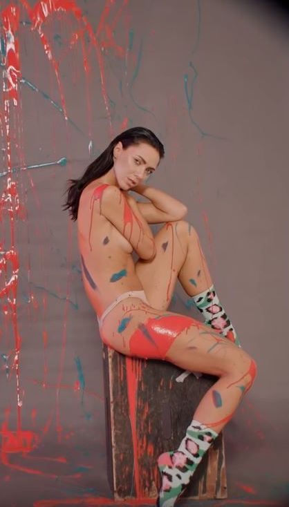 Обнаженная Виктория в краске показала фигуру в новом клипе группы "НЕАНГЕЛЫ"