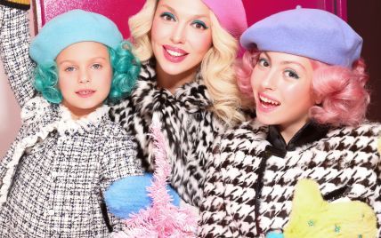 В цветных париках и беретах: Оля Полякова с дочками на обложке журнала