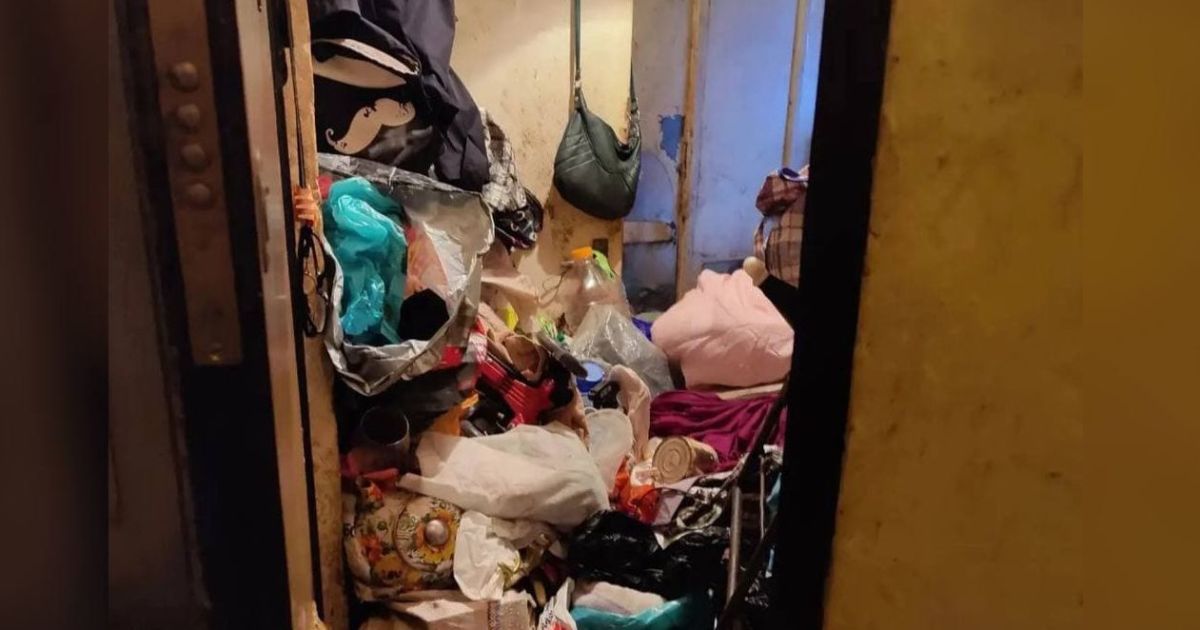 Ні пройти, ні пролізти: у Харкові жінка зробила із квартири сміттєзвалище і труїть смородом сусідів (відео)