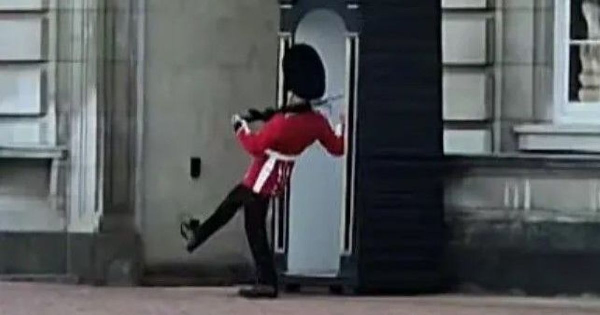 Охранник Букингемского дворца упал