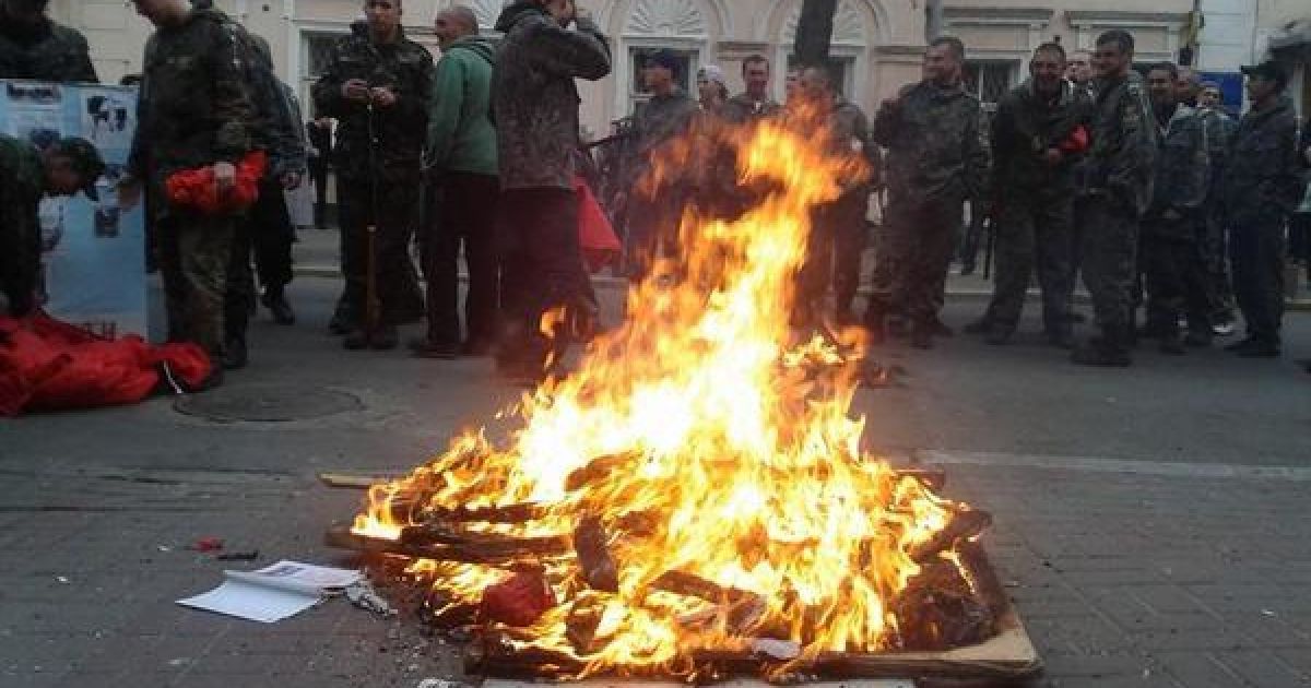 Горящие портреты Ленина