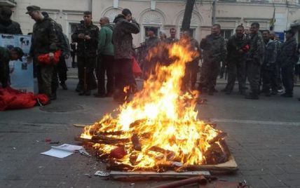 В Киеве сжигают портреты Ленина