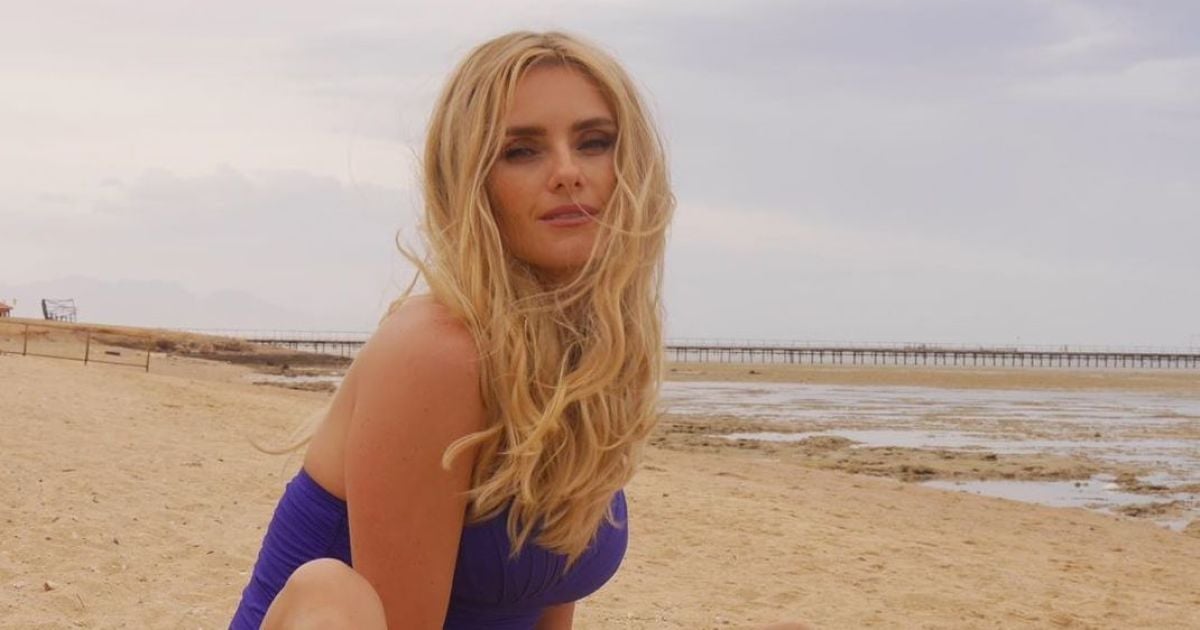 Ирина Федишин с бантиками и в короткой юбке показала себя школьницей