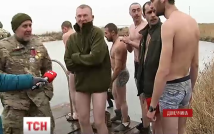 Крещение на фронте: морпехи искупались на морозе в Широкино