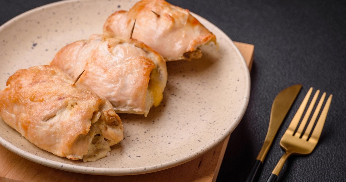 Куриные рулетики с сыром помидорами и болгарским перцем