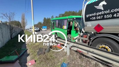 В Оболонском районе Киева маршрутка влетела под бензовоз, есть пострадавшие