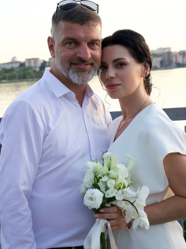 Защитник "Азовстали" Дианов показал, как по-особенному проводит медовый месяц с женой