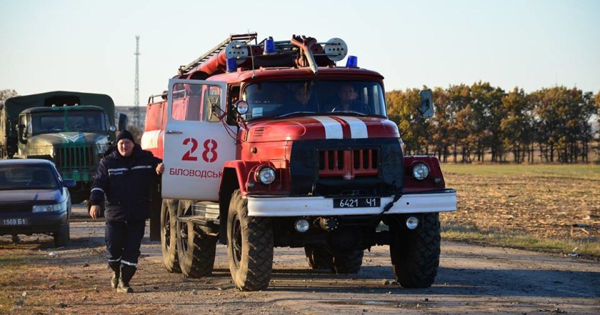 У Сватовому продовжують ліквідовувати наслідки масштабної пожежі на військових складах. / © Facebook/прес-центр штабу АТО
