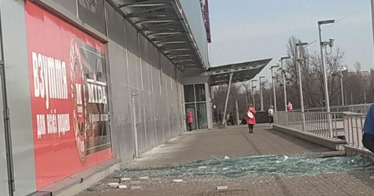 В Киеве сильный ветер сорвал стеклянную панель с ТРК