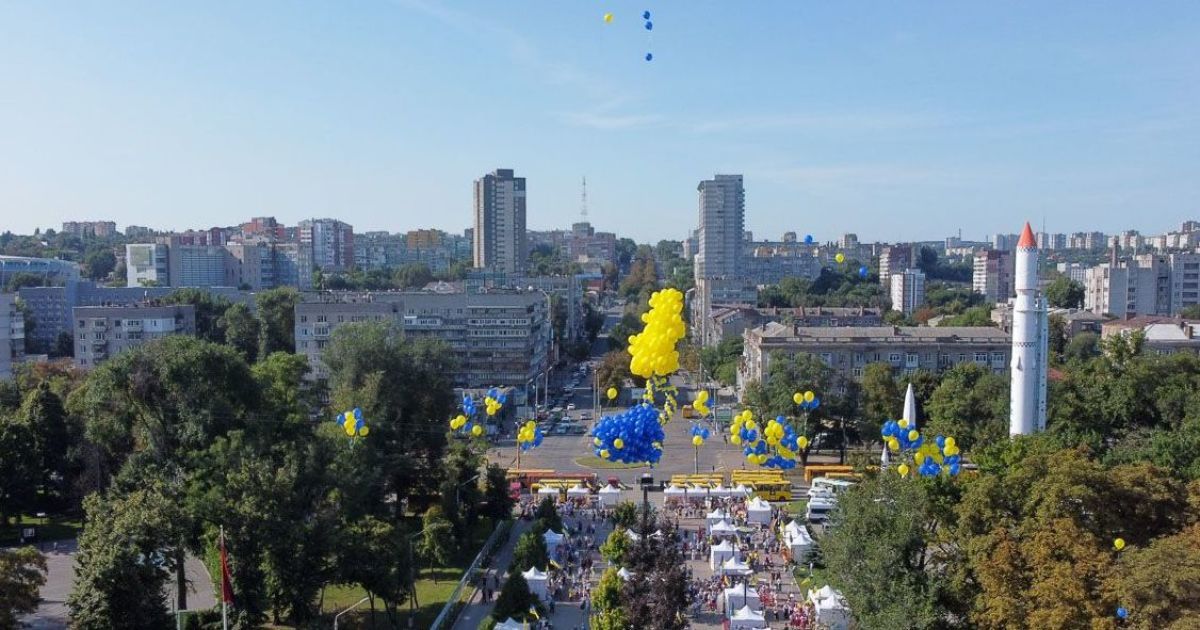 Зброя, різнокольоровий дим і оркестр: у Дніпрі на День Незалежності влаштували незвичайний святковий ярмарок (фото)
