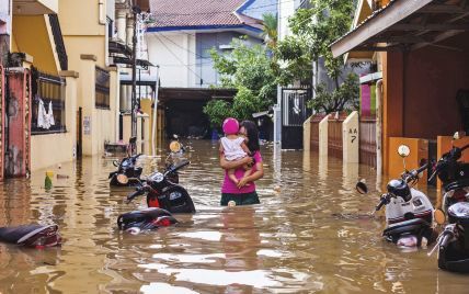 Из-за сильного наводнения в Индонезии погибли более 20 человек