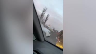 На Киевщине сотрудник ТЦК на блокпосту разбил лобовое стекло в авто уклониста