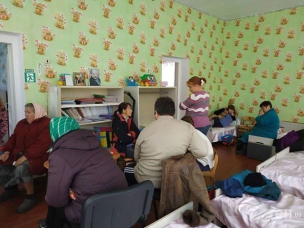 Эвакуированные местные жители в детсаду в Парафиевке / © ТСН.ua