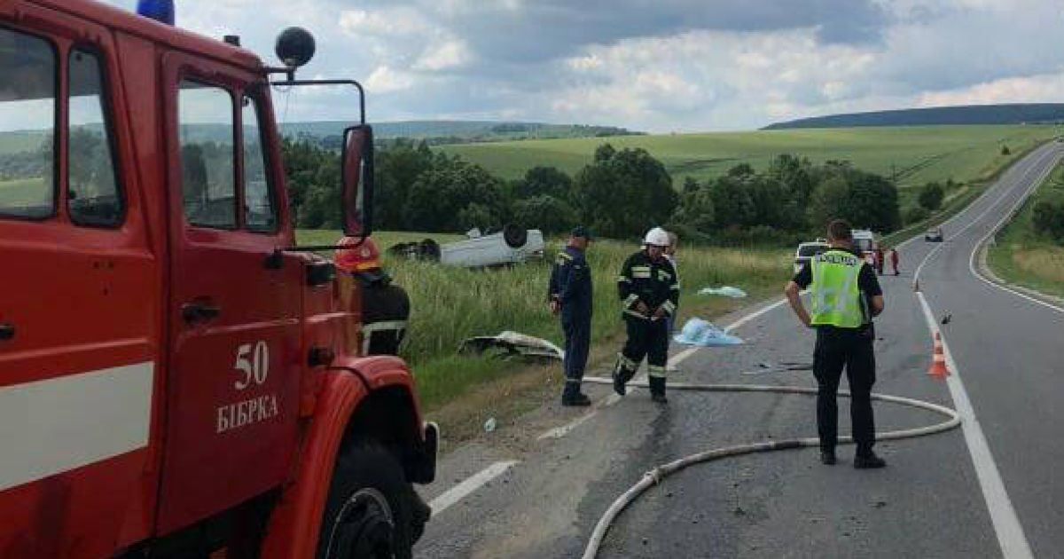 Под Львовом произошло смертельное ДТП: два человека погибли, еще трое, в том числе ребенок, попали в больницу