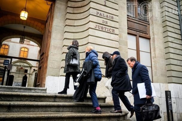 Члени сім'ї індійсько-швейцарських мільярдерів Намрата Хіндуджа (3-й праворуч) і Аджай Хіндуджа (2-й праворуч) прибувають до будівлі суду Женеви зі своїми адвокатами в день відкриття судового процесу над ними за звинуваченням у торгівлі людьми 15 січня 2024 року. / © Getty Images