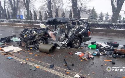 У Вінницькій області автівка врізалася у фуру: є жертви (фото)