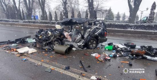 У Вінницькій області автівка врізалася у фуру: є жертви (фото)