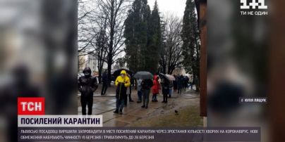 У Львові люди годинами стоять у черзі під дощем, аби зробити безкоштовний тест на COVID