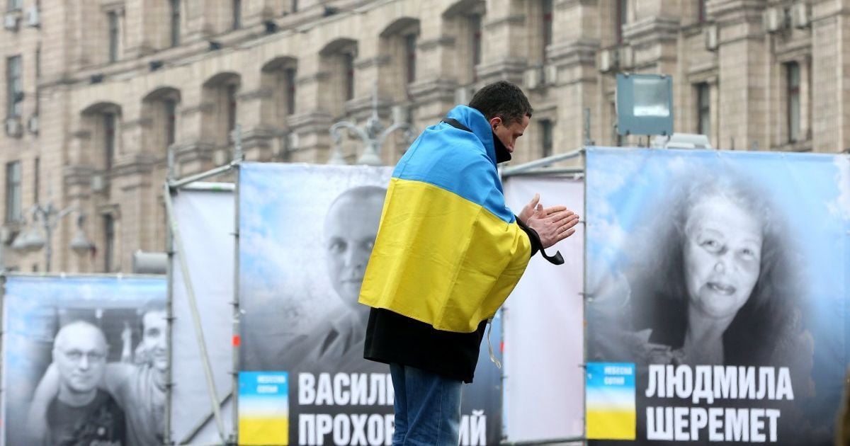 Четвертая годовщина кровавых расстрелов: в Украине чтят героев Небесной сотни