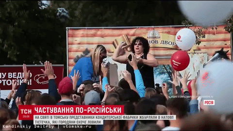 Почти блины на лопате. В Томске толпу забросали пирожными