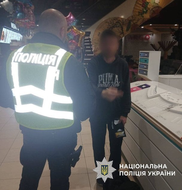 Затриманий у ТЦ чоловік, який кинув страйкбольну гранату / © Поліція Києва