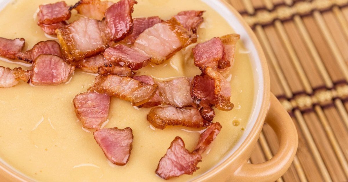 Суп із квасолі з плавленим сиром і беконом