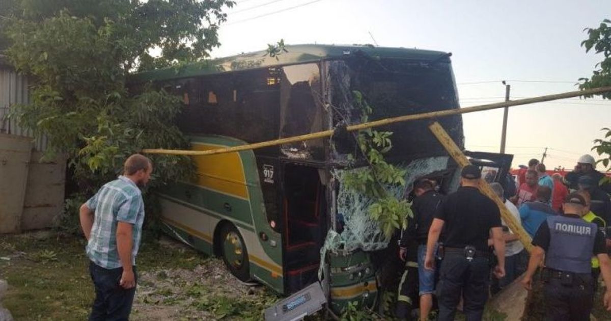 Возле Черновцов лоб в лоб столкнулись маршрутка и туристический микроавтобус, 20 человек пострадали