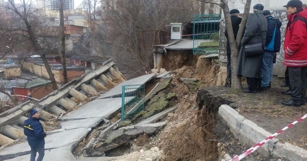 В Киеве ночью обрушилась жилая многоэтажка