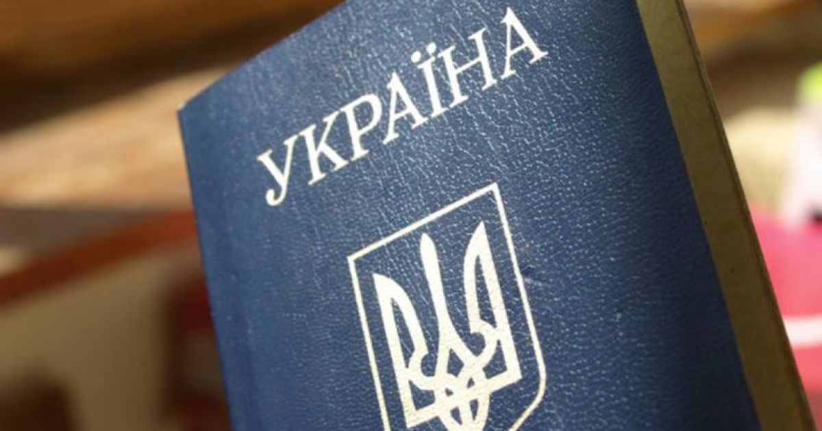 Порошенко предложил заменить в паспортах русский язык на английский