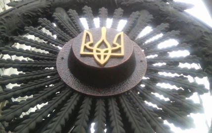 С ворот Кабмина наконец сняли советскую символику (фото)