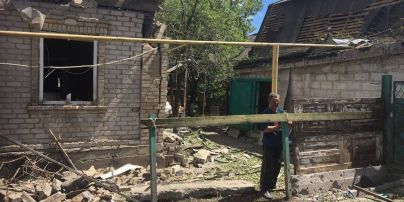Боевики обстреляли жилые дома и школу в Красногоровке