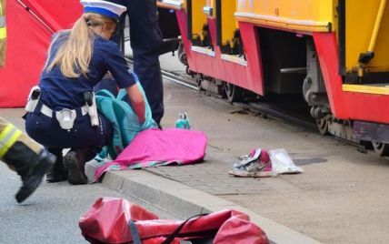 Удар был таким сильным, что с ребенка спала обувь: в Польше трамвай сбил 11-летнюю девочку из Украины