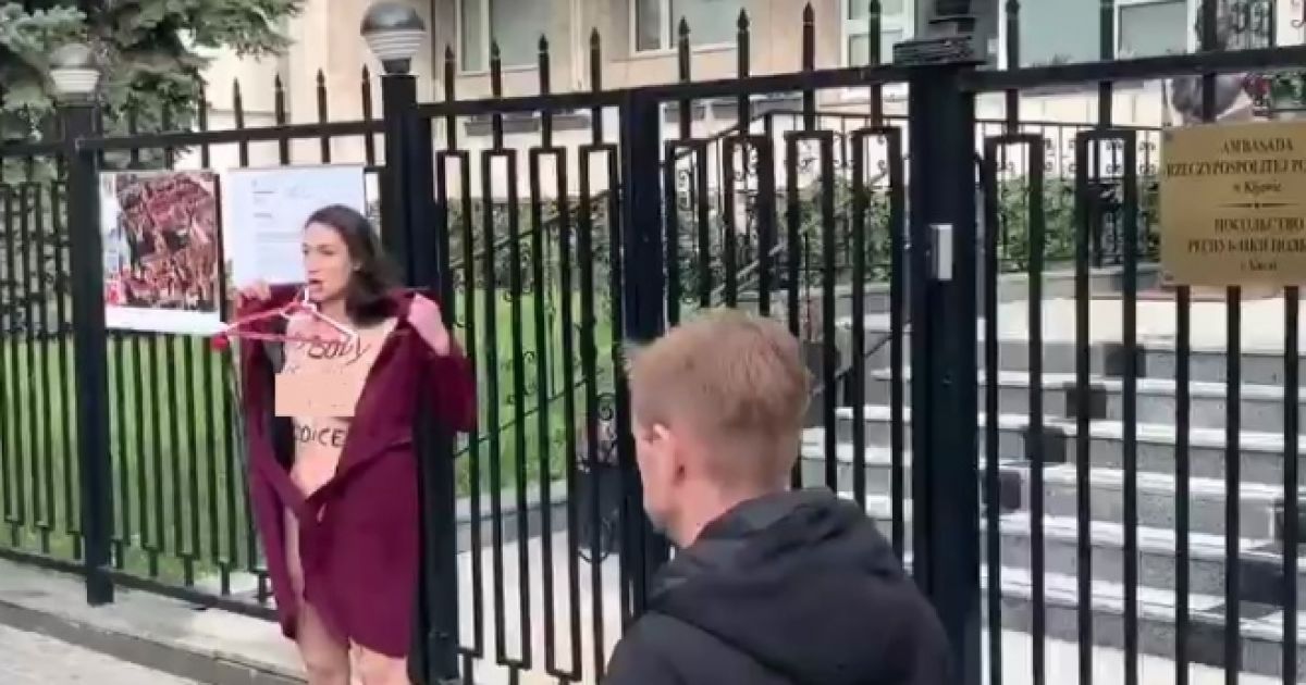 Активістка руху Femen протестувала проти заборони абортів у Польщі. / © скриншот с видео