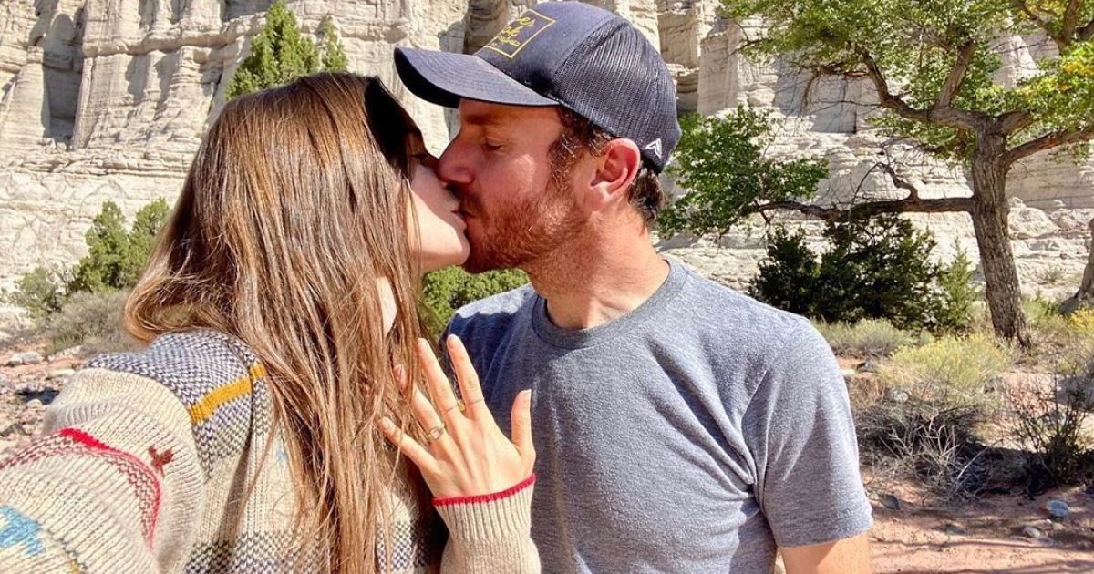 Лілі Колінз